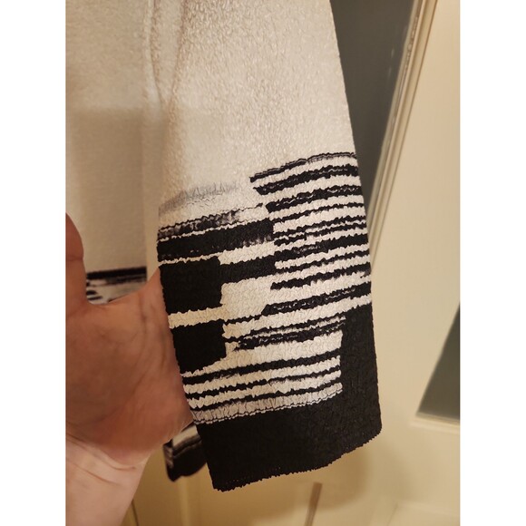 Chico's Travelers Collection Black & White Crinkle Top 1 Hook Size 1 US 8 - Picture 4 of 9